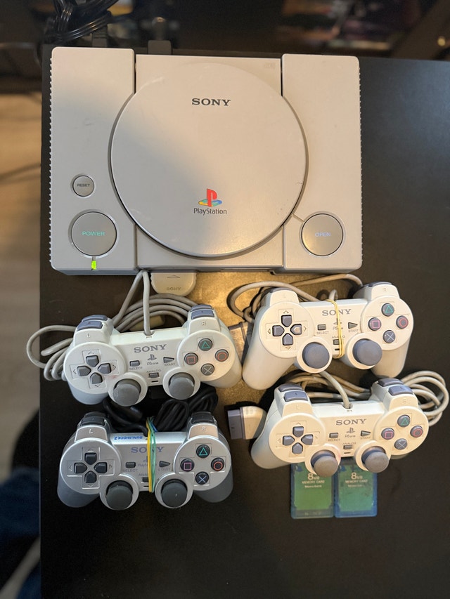 PlayStation 1 with 4 controllers and 2 memory cards