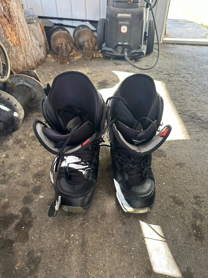 Snowboard gear: Burton Custom X 164, Salomon 157W, Boots - photo 3