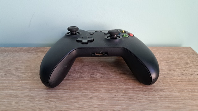 Black Xbox Wireless Controller - photo 2