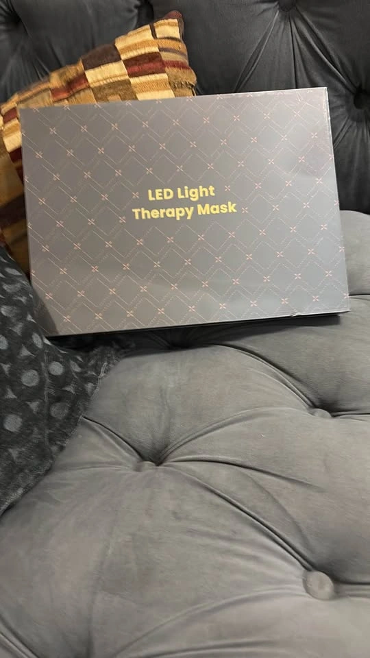 LED Light Therapy Face Mask - photo 4