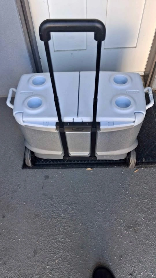 Rubbermaid Wheeled Cooler with Split Lid