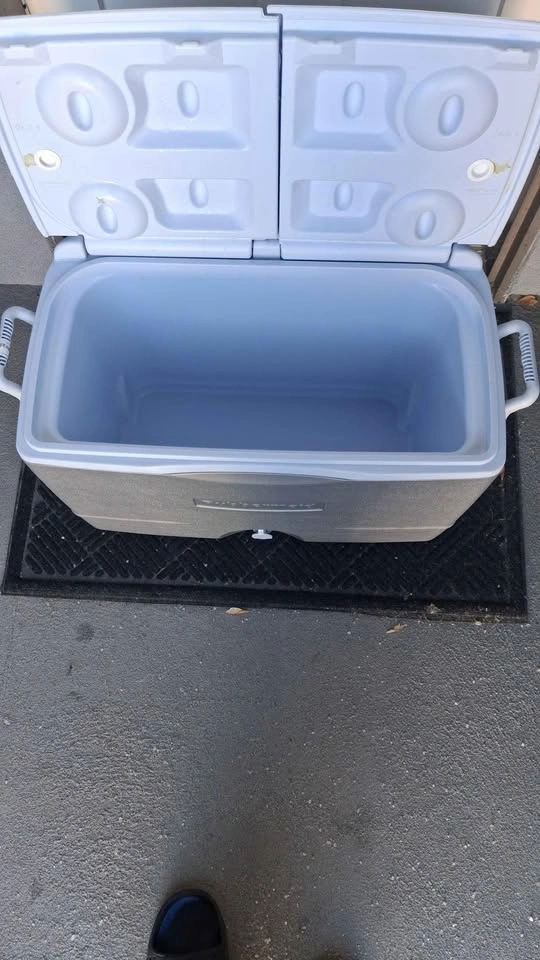 Rubbermaid Wheeled Cooler with Split Lid - photo 2