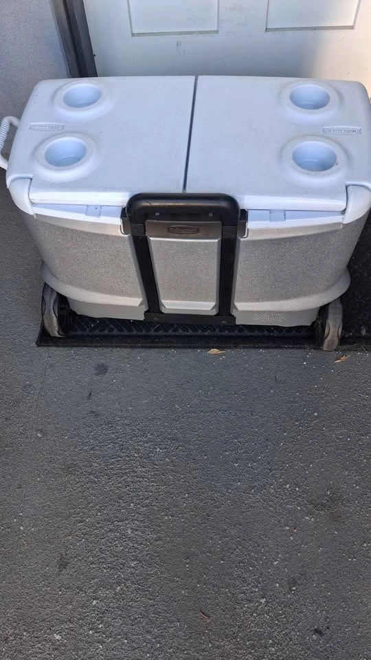 Rubbermaid Wheeled Cooler with Split Lid - photo 4