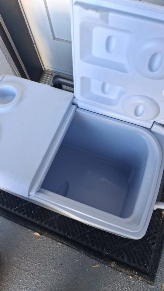 Rubbermaid Wheeled Cooler with Split Lid - photo 5