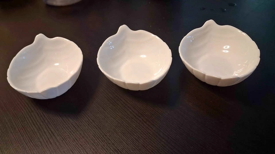 Set of 3 White Leaf-Shaped Ceramic Bowls