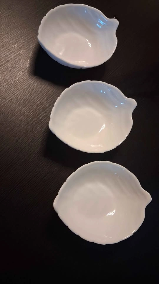 Set of 3 White Leaf-Shaped Ceramic Bowls - photo 3