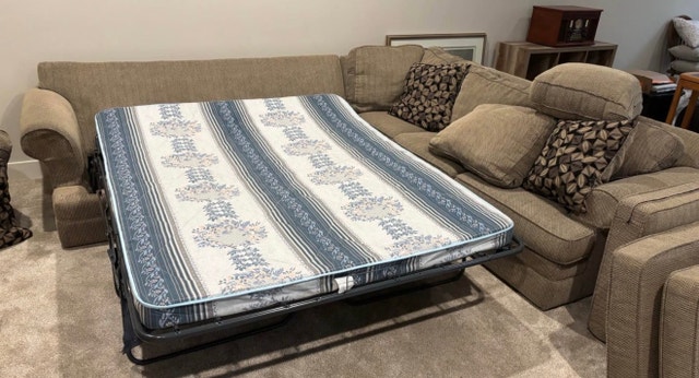 Sectional Couch+Pullout Bed:) - photo 2