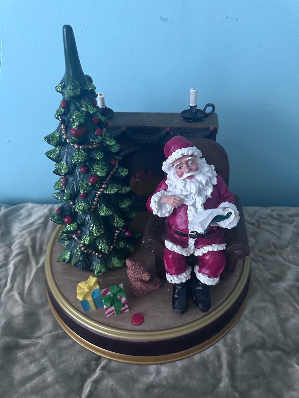 Santa Claus Christmas Scene Figurine