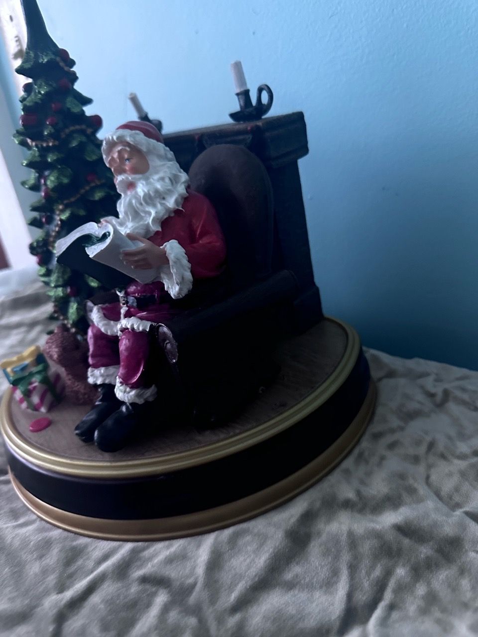 Santa Claus Christmas Scene Figurine - photo 2