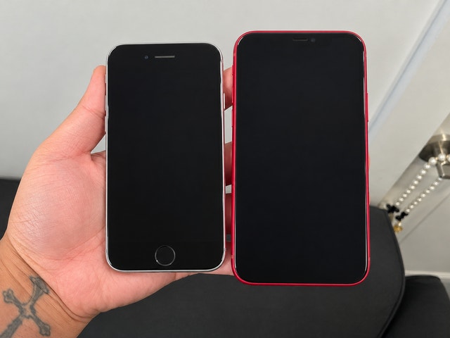2 iPhones for Sale – Red & Silver/Grey