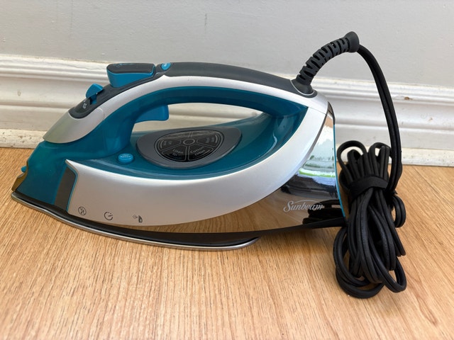 Moving out of country sale - Sunbeam Steam Iron - photo 2