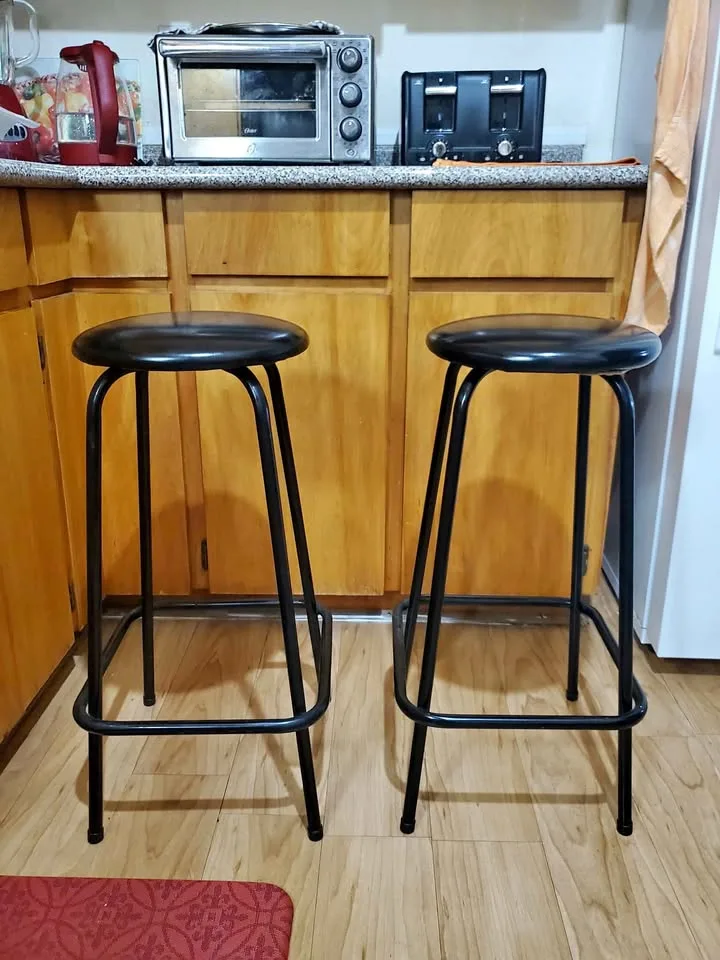 Bar Stool 2x Black Moving Sale🧡