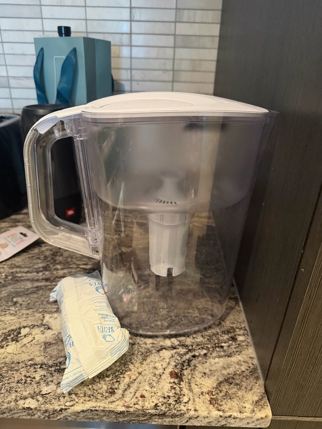 Brita Water Filter Pitcher (10 cup) + Extra Replacement Filter - photo 2