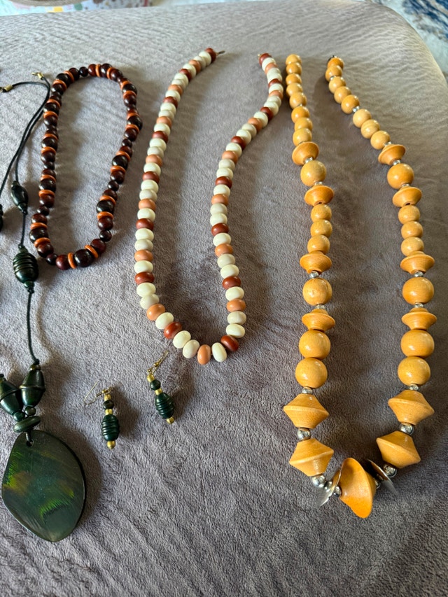 Beaded Necklace and Earring Set - photo 2