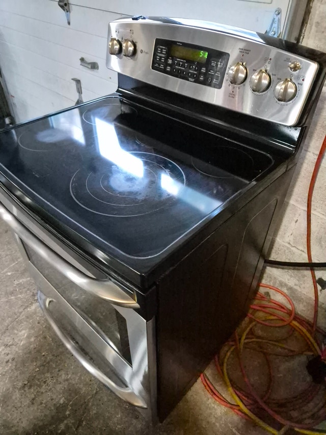 GE stove electric stainless oven CLEAN - photo 3
