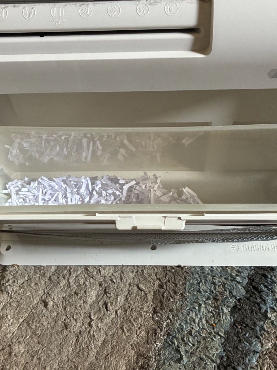 Black & Decker Paper Shredder and messaging board - photo 5