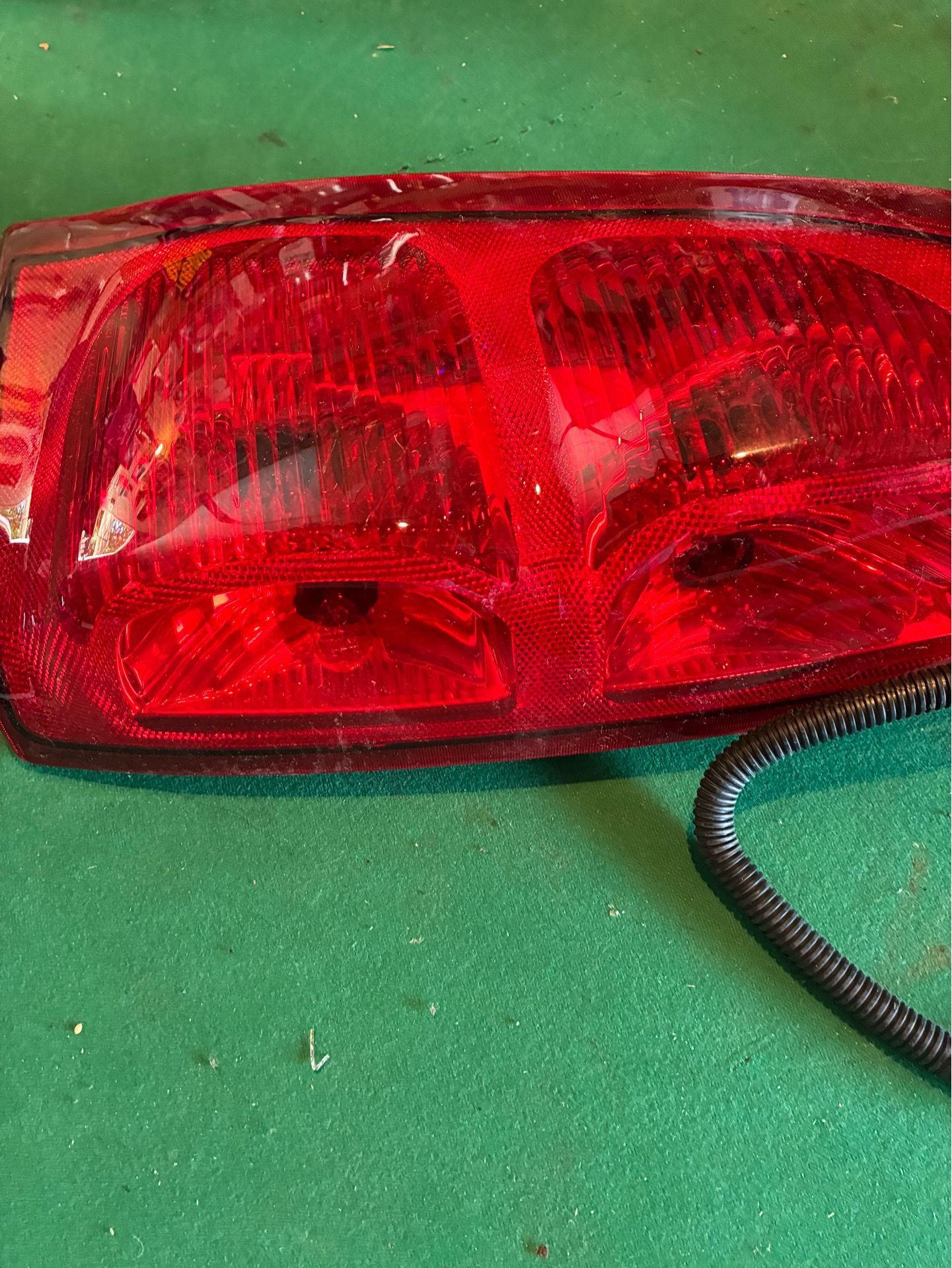 2007-2013 Chevrolet Avalanche Passenger Side Tail Light - photo 2