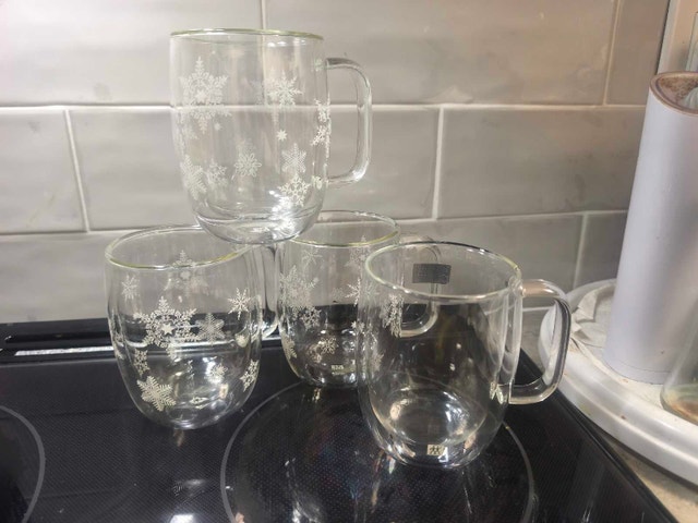 Set of 4 Clear Glass Mugs with Snowflake Designs