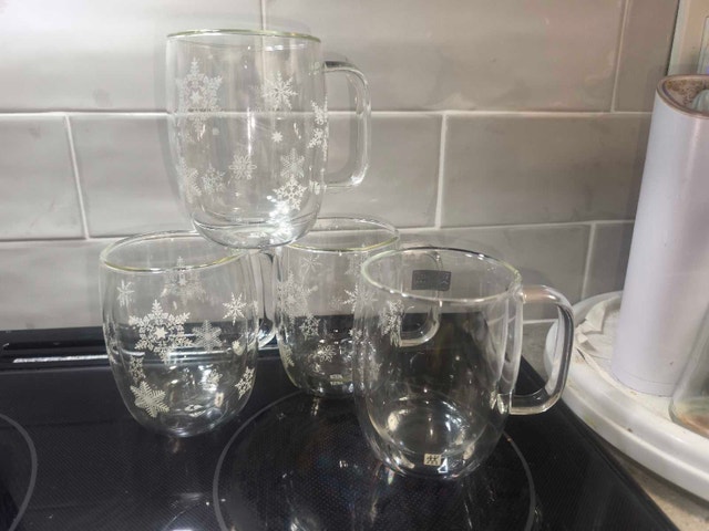 Set of 4 Clear Glass Mugs with Snowflake Designs - photo 2