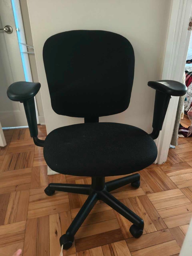 Black Office Chair – Good Condition – Free floor Protector - photo 2