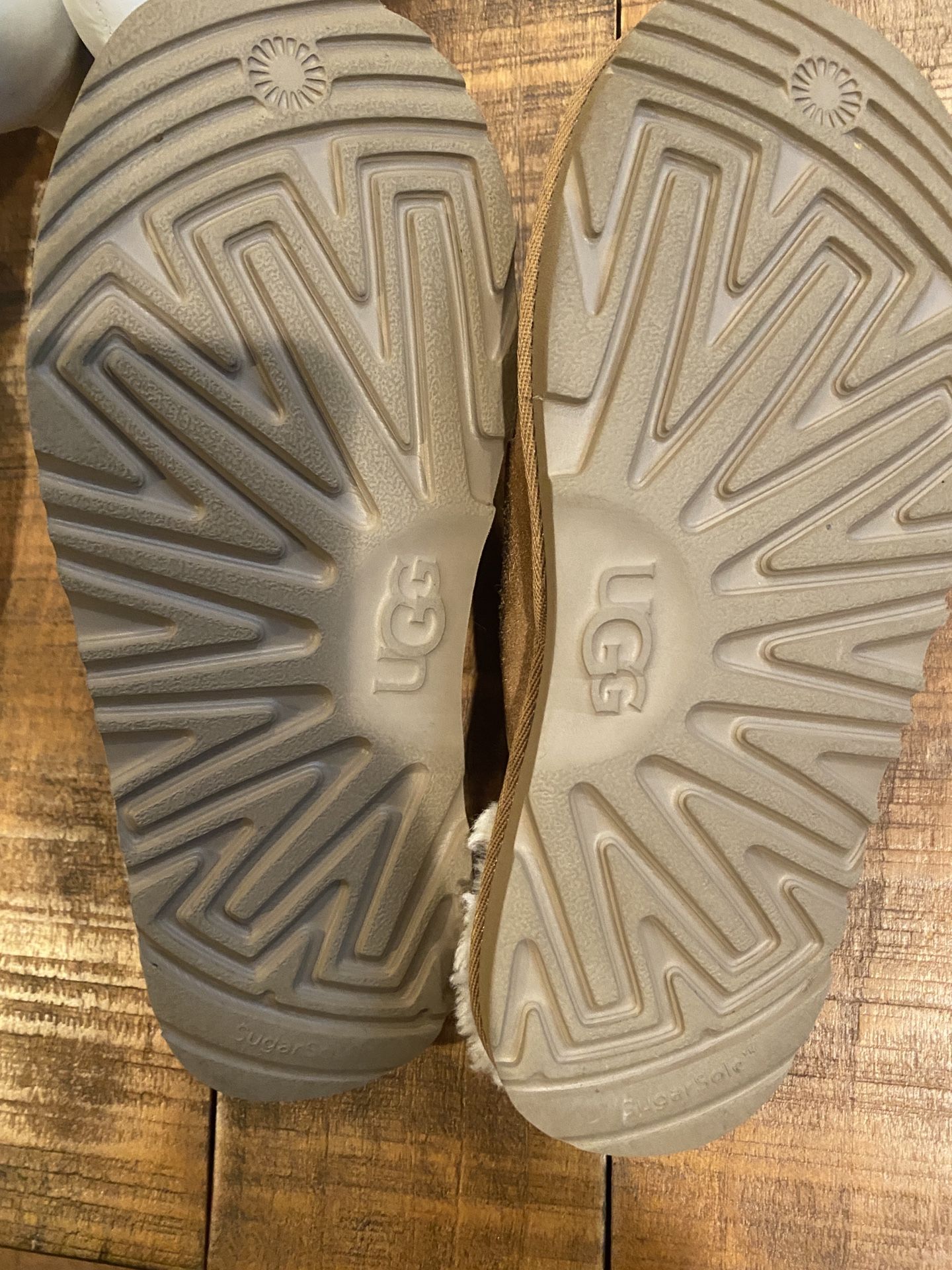 Kids/ Women’s UGG “Keegan” Slippers - Size 4 / Fits Women 6-7 - photo 3