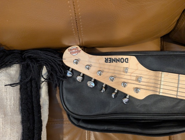 Donner 30 Inch Kids Electric Guitar Beginner Kit - photo 2