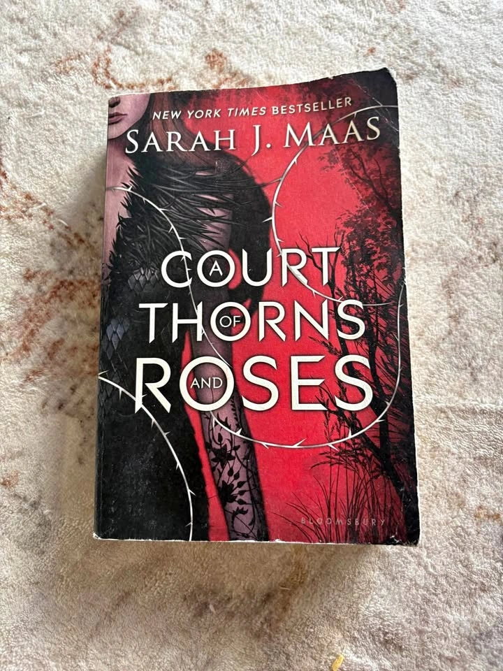 A Court of Thorns and Roses - Sarah J. Maas