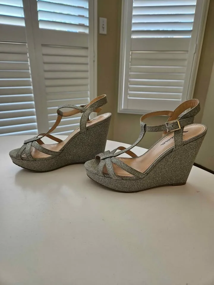 Womens Silver Wedge Sandals - Size 7.5 image indicator(2)