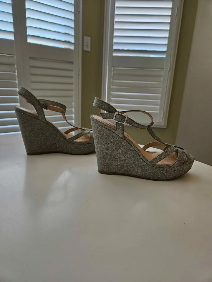 Womens Silver Wedge Sandals - Size 7.5 image indicator(4)