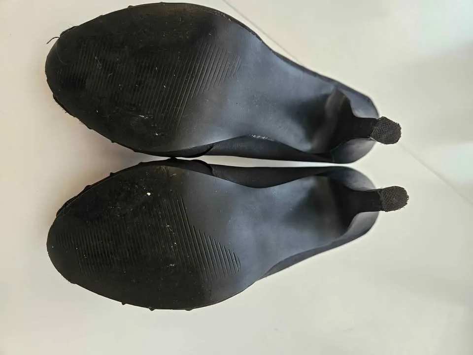 Womens Black Heels - Size 7 image indicator(5)