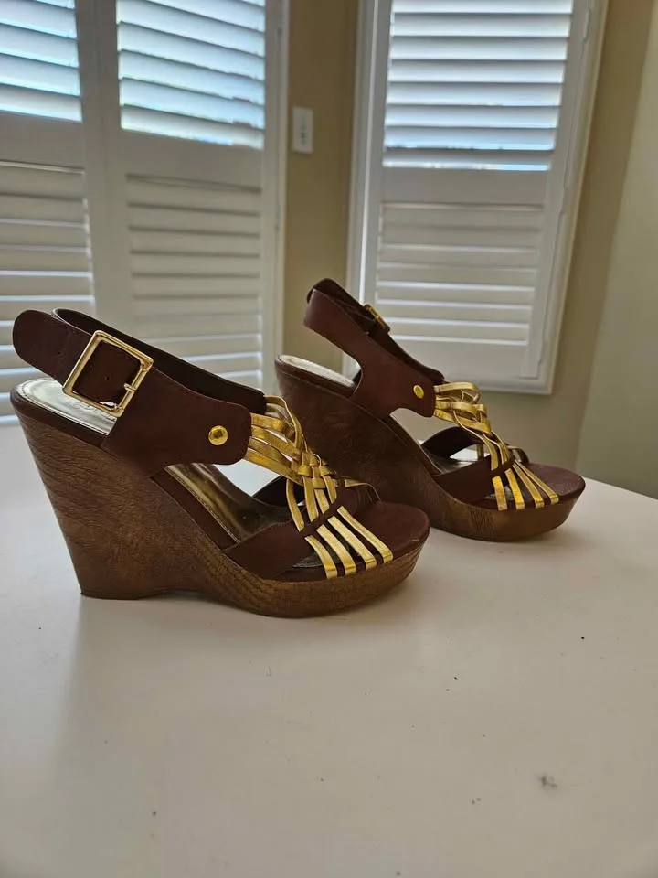 Womens Brown/Gold Wedge Sandals - Size 7 image indicator(2)