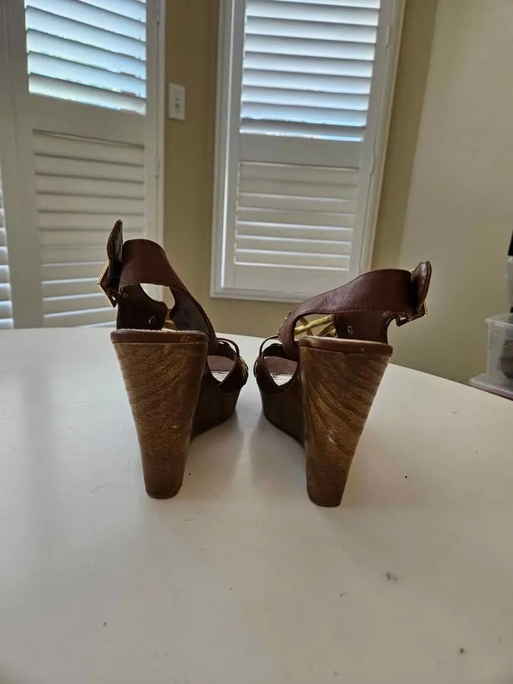 Womens Brown/Gold Wedge Sandals - Size 7 image indicator(3)