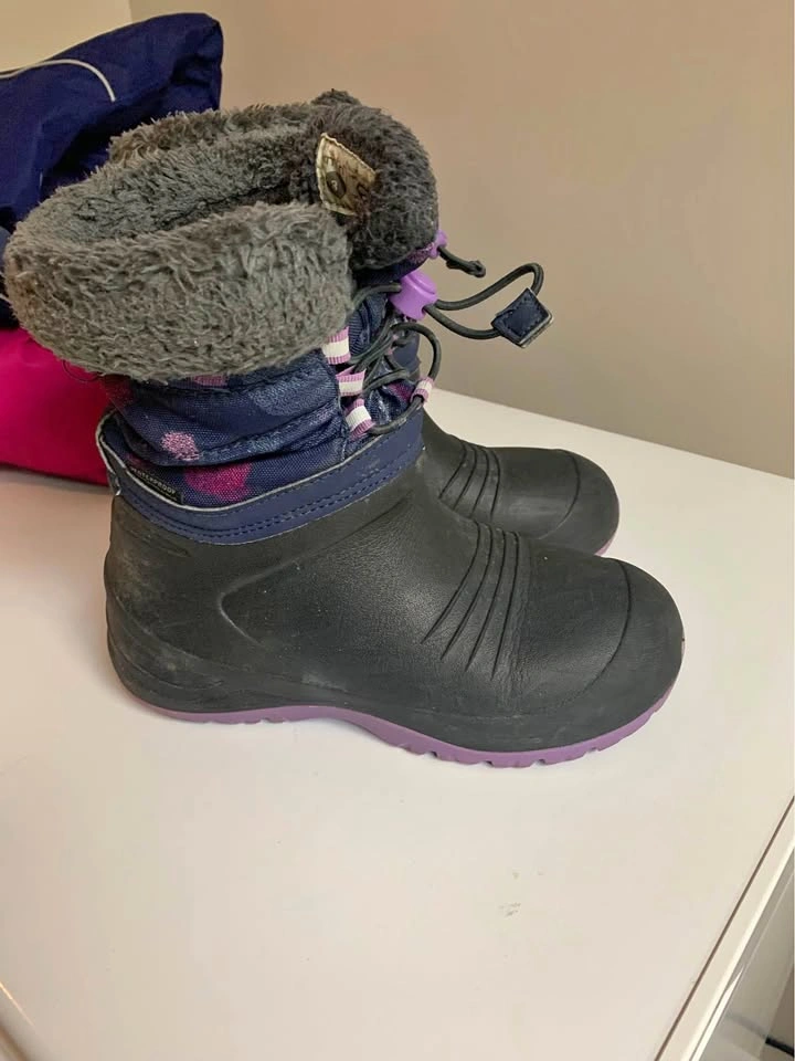Girls snow boots size 3