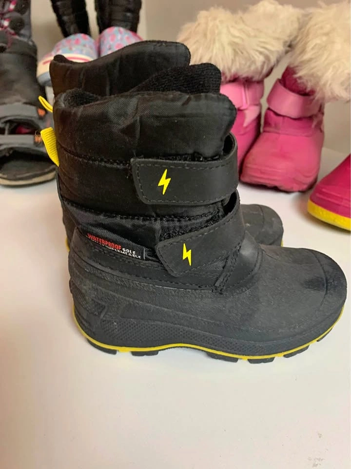 Boys snow boots size 7 (small kid)
