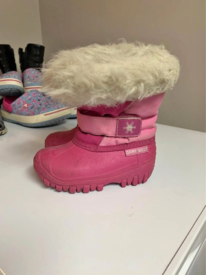 Girls pink snow boot size 7 toddler
