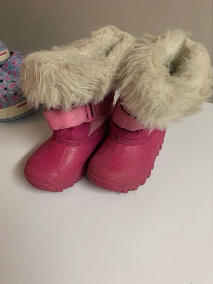 Girls pink snow boot size 7 toddler - photo 2