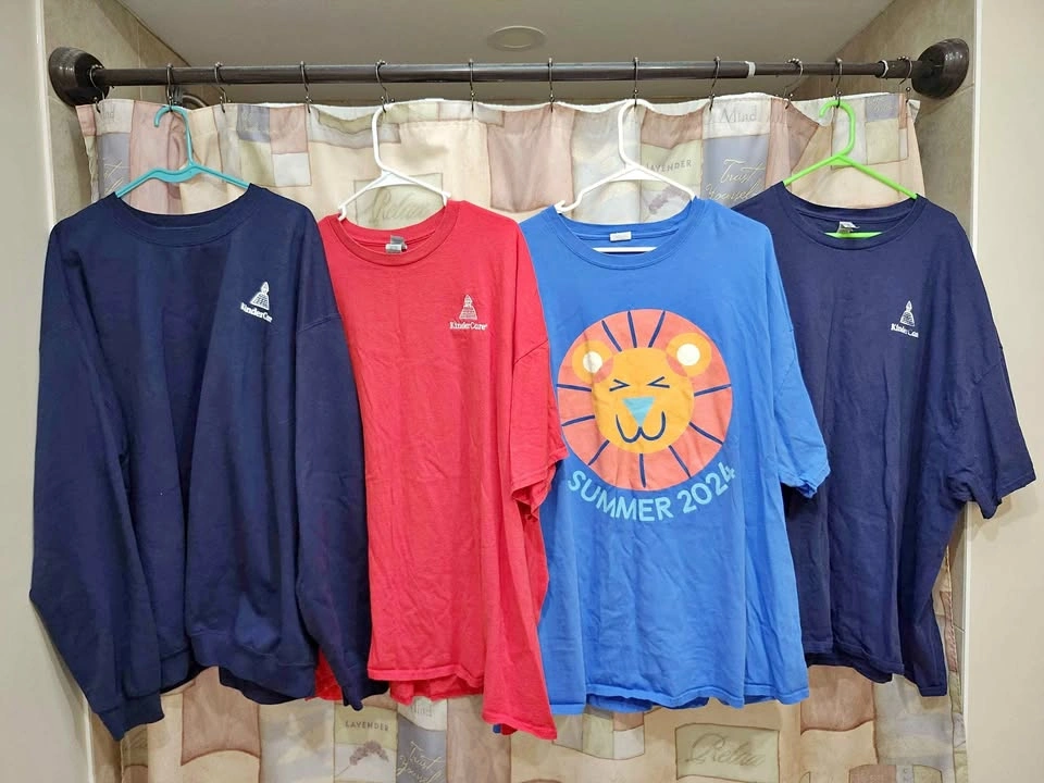 👕Set of 4 KinderCare Shirts and Sweatshirt - Size 4XL