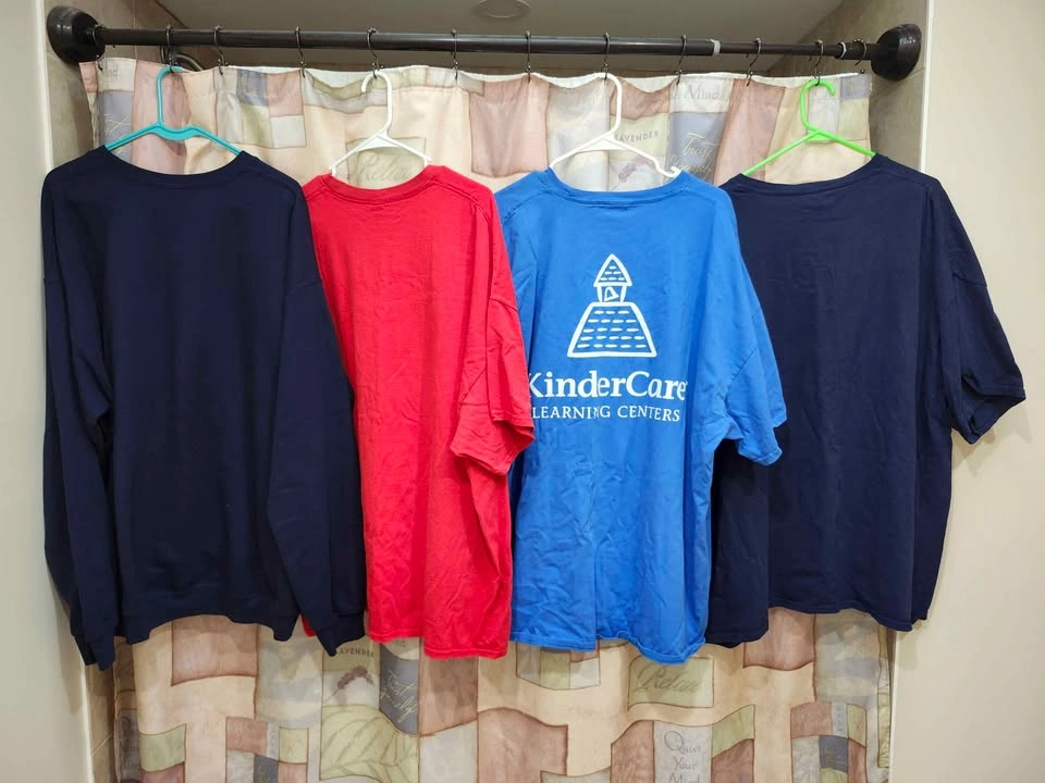 👕Set of 4 KinderCare Shirts and Sweatshirt - Size 4XL - photo 2