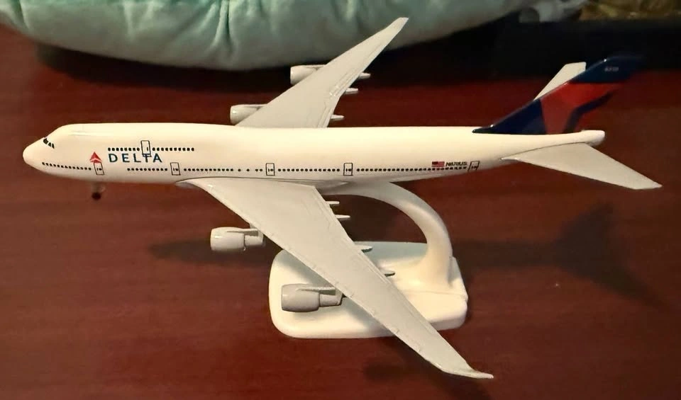 Delta Air Lines Boeing 747 Diecast Model Plane with Stand - photo 4