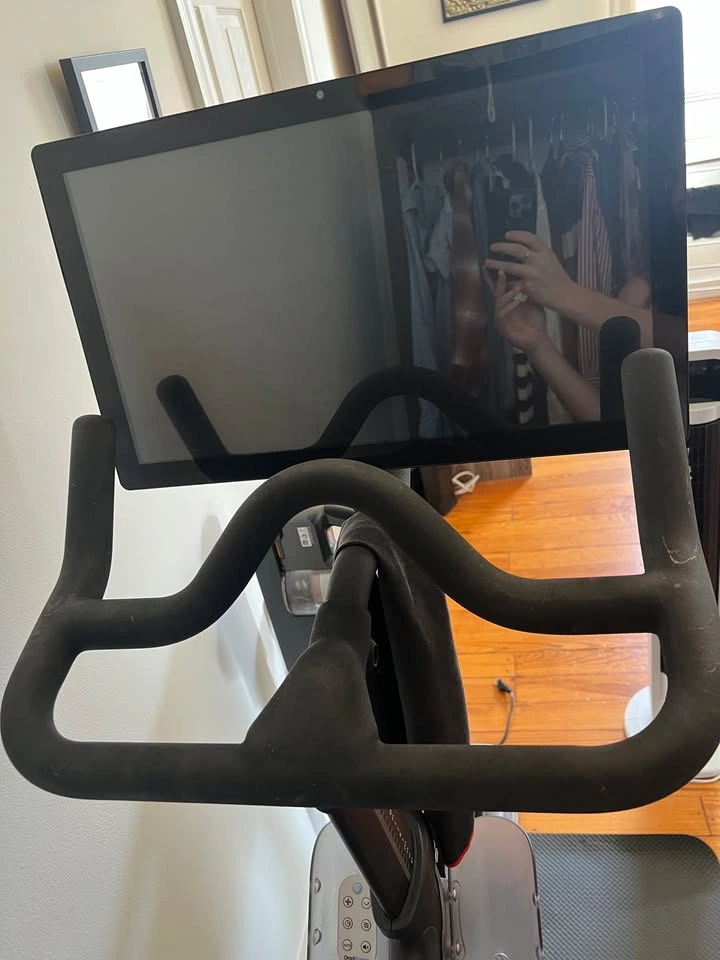 Peloton Original Bike + Accessories - Good Condition - photo 2