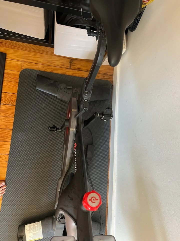 Peloton Original Bike + Accessories - Good Condition - photo 3