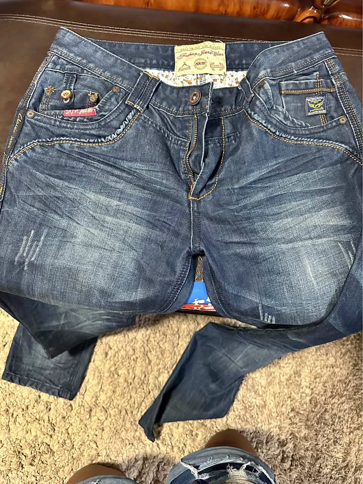 Men’s Size 32 pants. Cash Only. Pickup at Aurora.