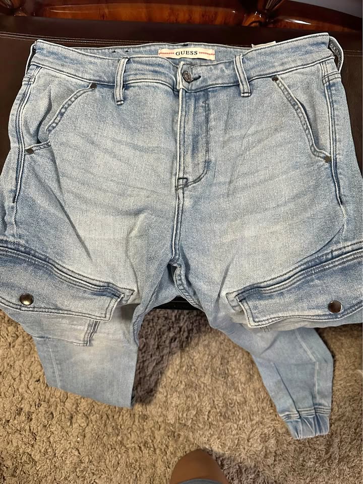 Men’s Size 32 pants. Cash Only. Pickup at Aurora.
