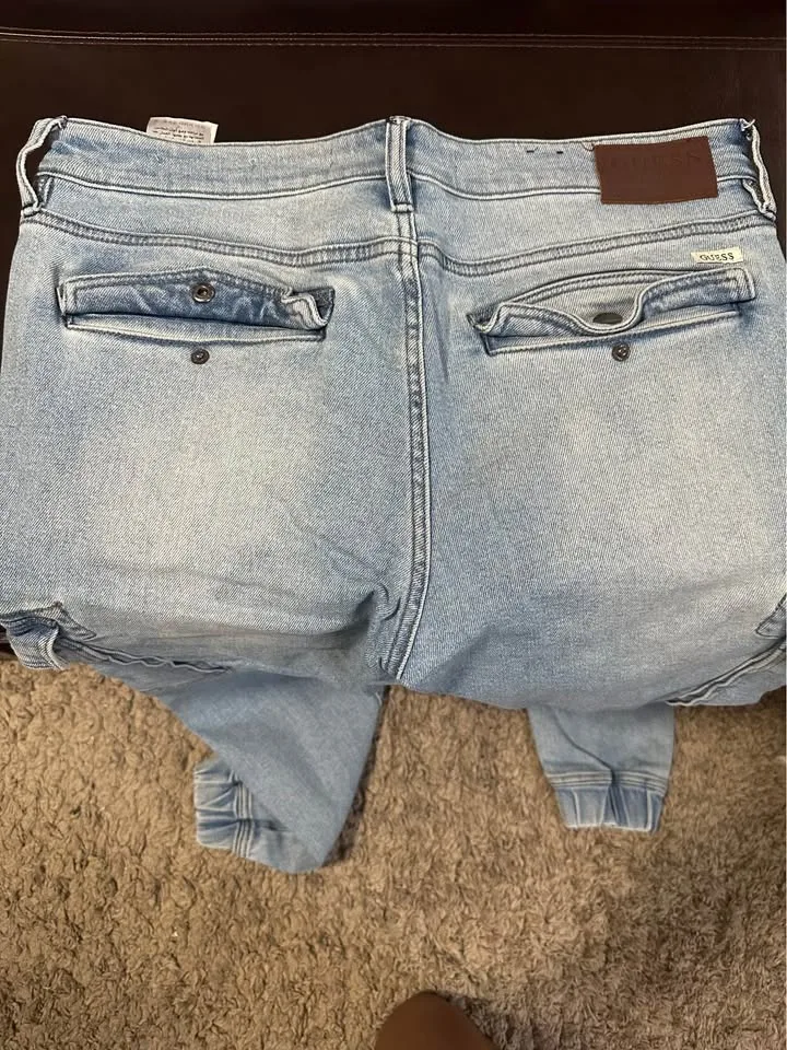 Men’s Size 32 pants. Cash Only. Pickup at Aurora. image indicator(2)