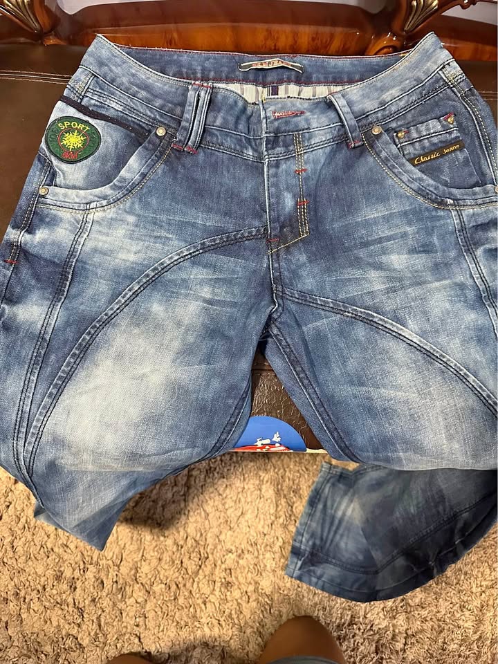 Men’s Size 32 pants. Cash Only. Pickup at Aurora.
