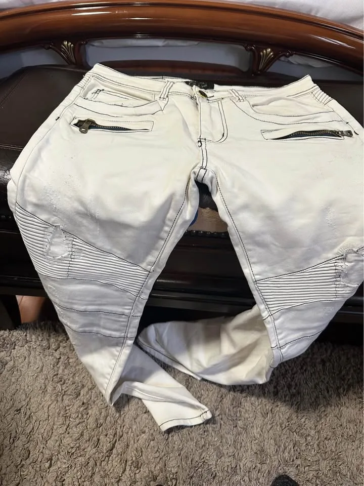 Men’s Size 32 pants. Cash Only. Pickup at Aurora. image indicator(2)