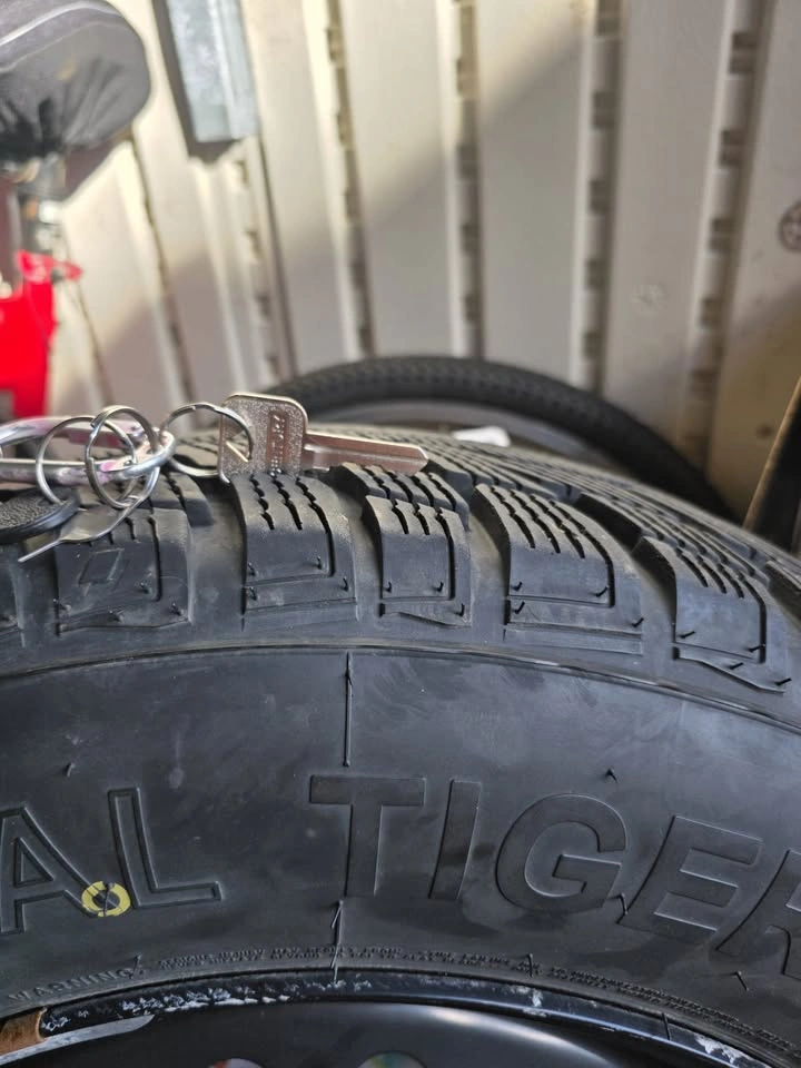 Set of 4 Winter Tires on Rims - 235/65R17 (Uniroyal Tiger Paw) - photo 3