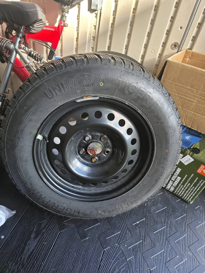 Set of 4 Winter Tires on Rims - 235/65R17 (Uniroyal Tiger Paw) - photo 5