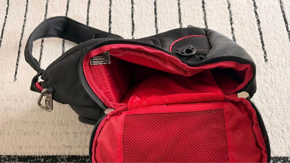 SwissGear DSLR Sling Backpack /crossbody - photo 3