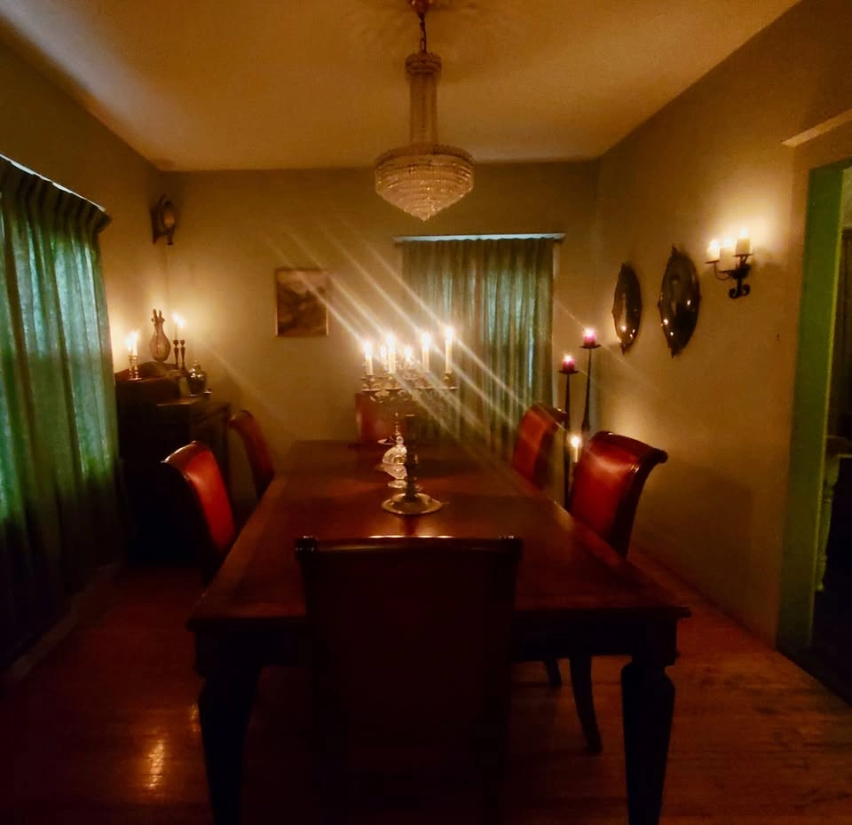 Ethan Allen Solid Wood Dining Table with 6 Chairs - photo 4